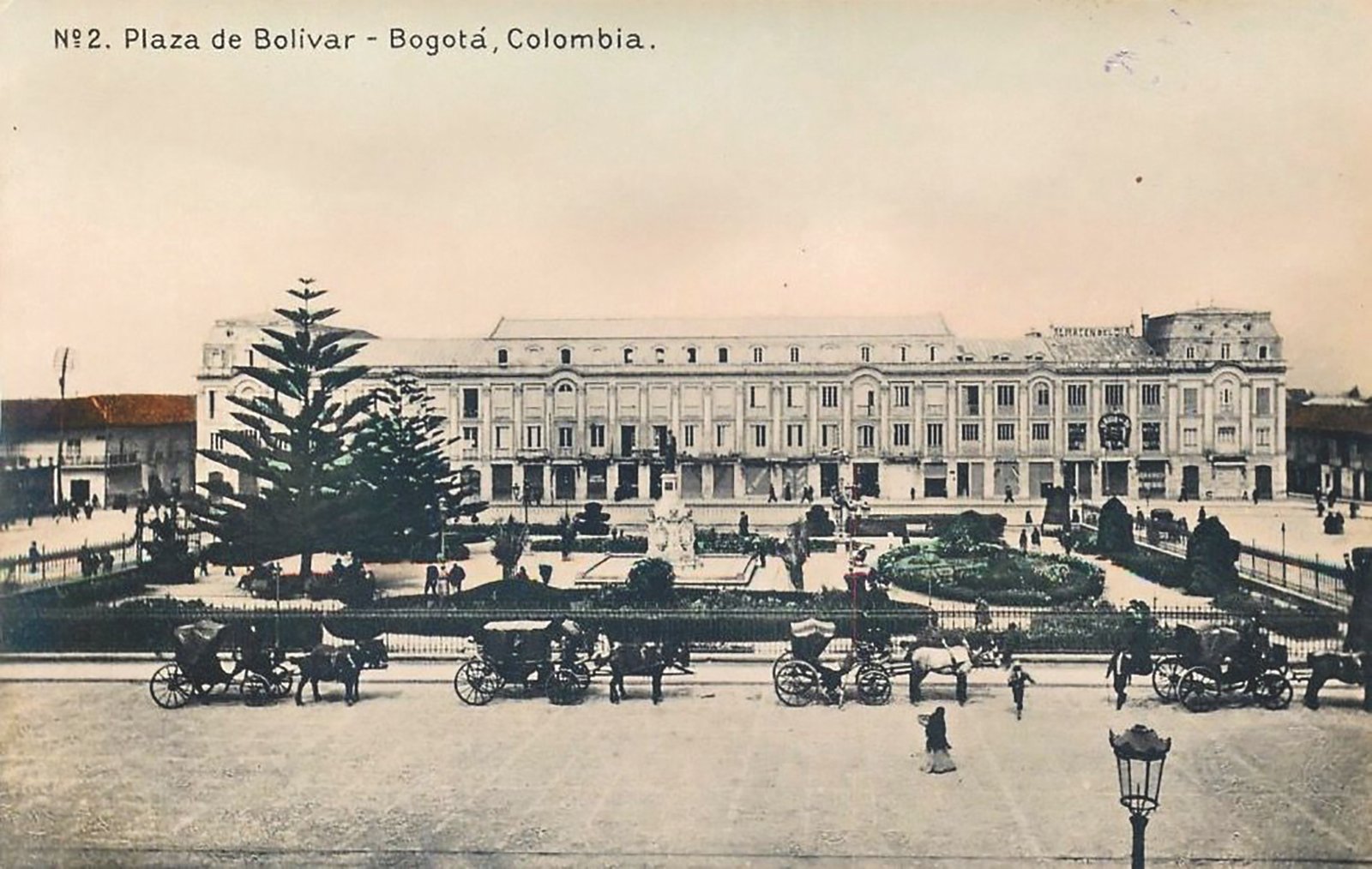 Plaza de Bolívar, Bogotá, antes de 1910. El 4 de agosto de 1886, se firmó por primera vez en Colombia un contrato para suministrar energía eléctrica para el alumbrado de la ciudad de Santa Fe de Bogotá. Foto: archivobogota.secretariageneral.gov.co
